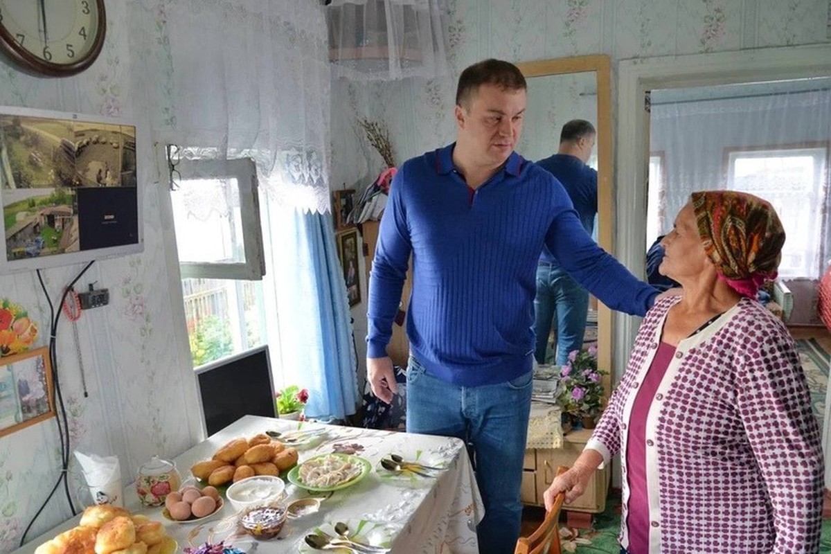 Омский губернатор наградил бабушку-водителя, которая возила его по сгоревшему селу