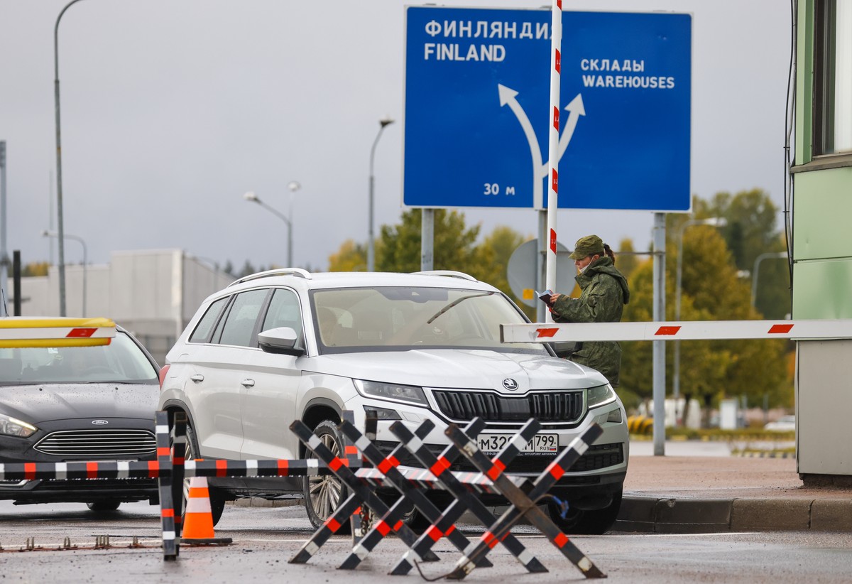 На границе с Финляндией «развернули» четыре российских автомобиля 