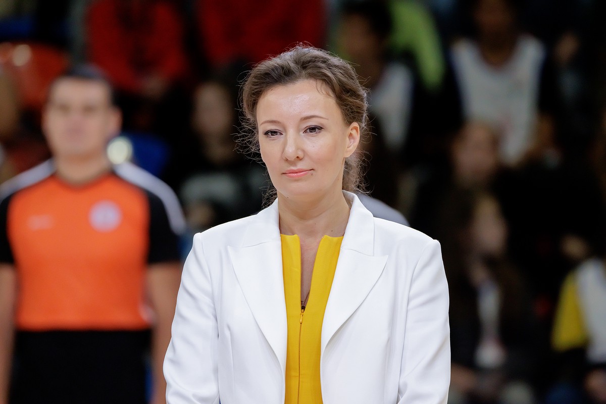 Кузнецова заявила, что в РФ должен быть введён полный законодательный запрет на усыновление детей за рубеж
