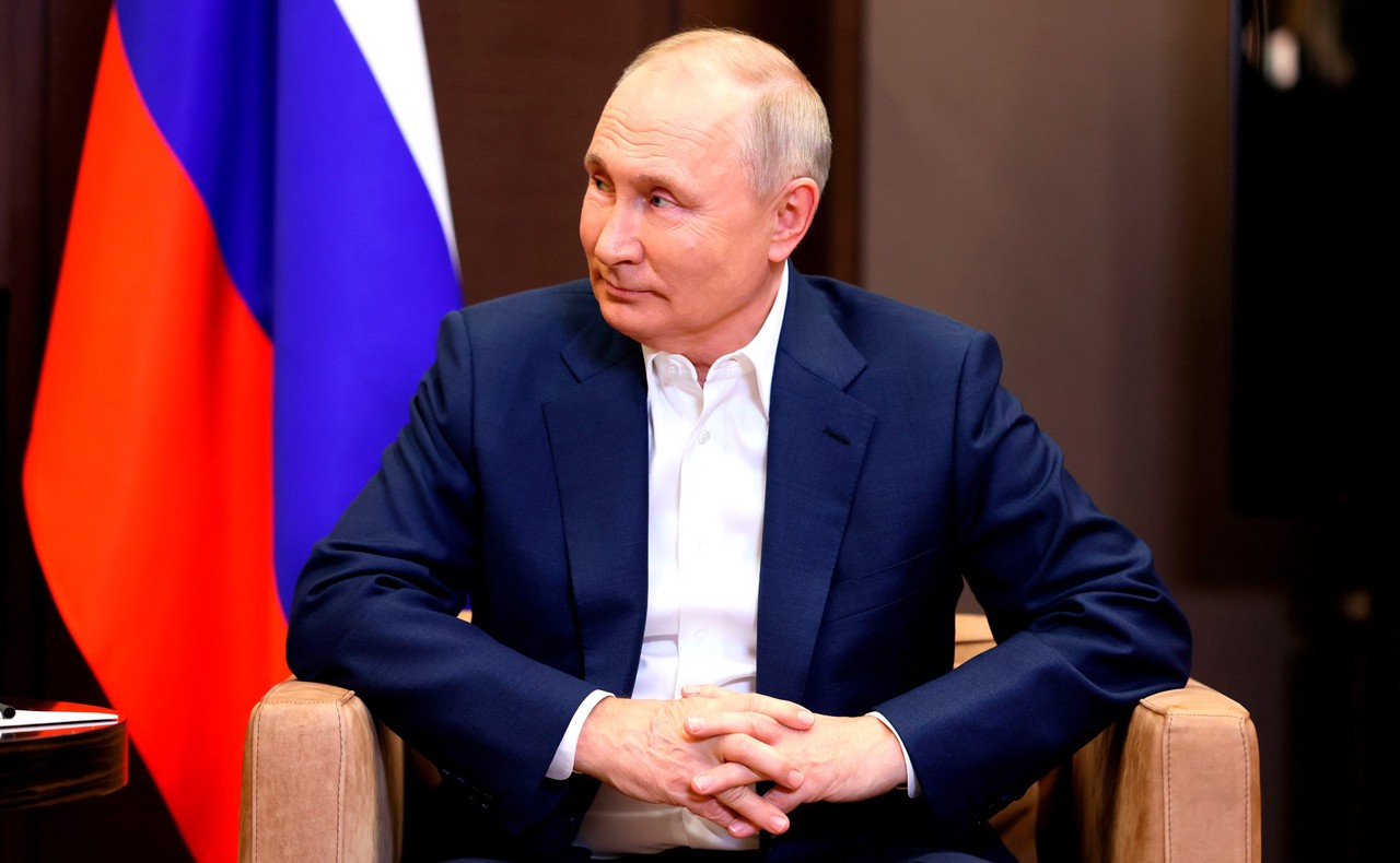 Путин проиндексировал зарплаты некоторых категорий чиновников на 5,5%