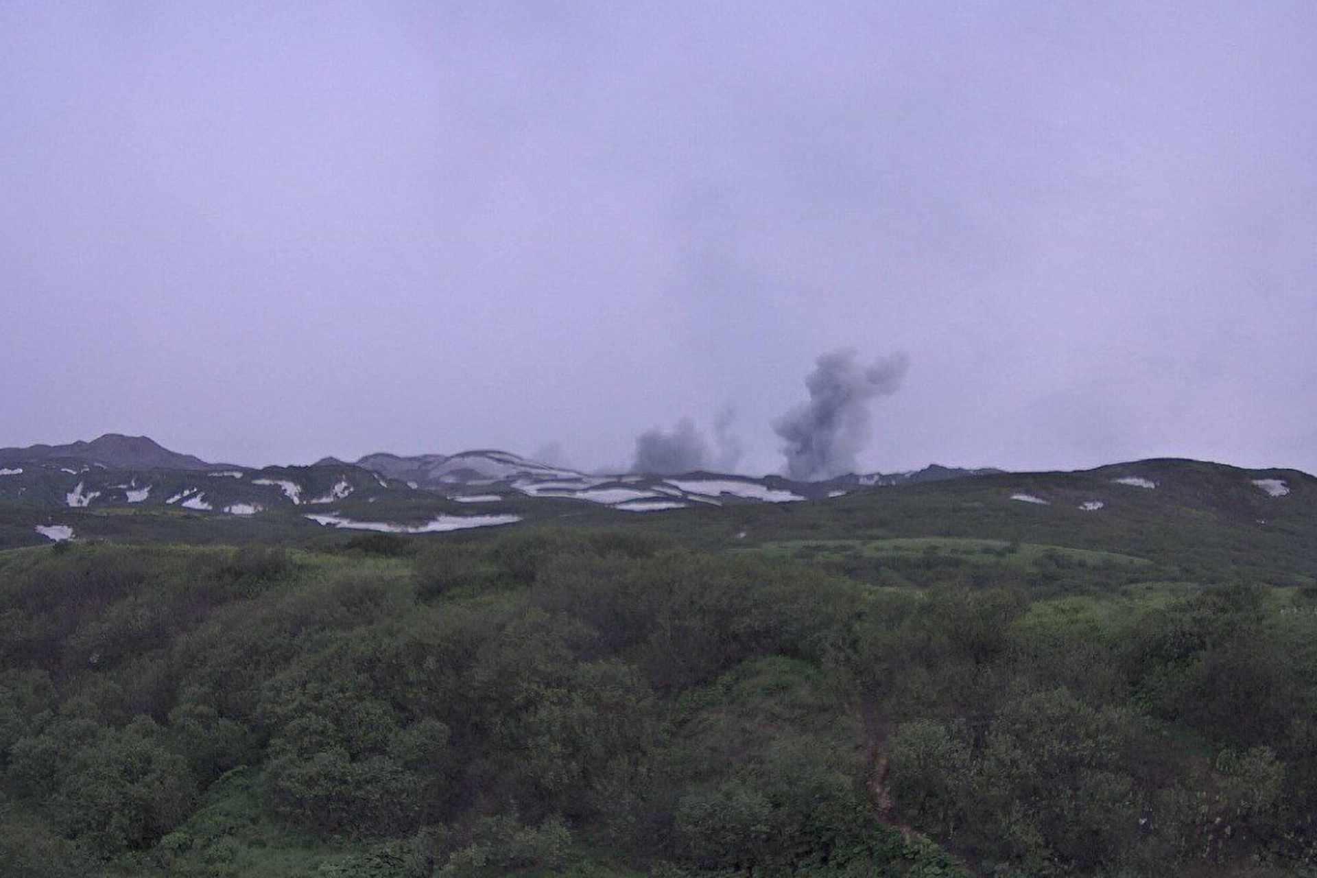 Вулкан Эбеко на курильском острове Парамушир выбросил пепел на высоту до 2,5 км
