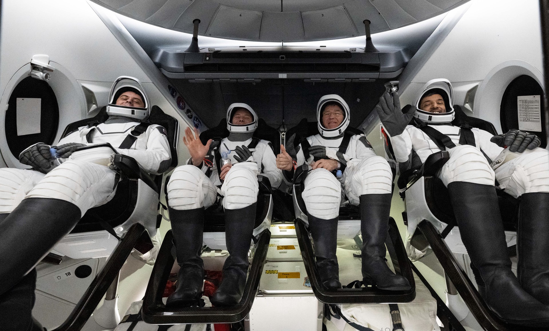 Роскосмос: корабль Crew Dragon с космонавтом Федяевым на борту вернулся на Землю