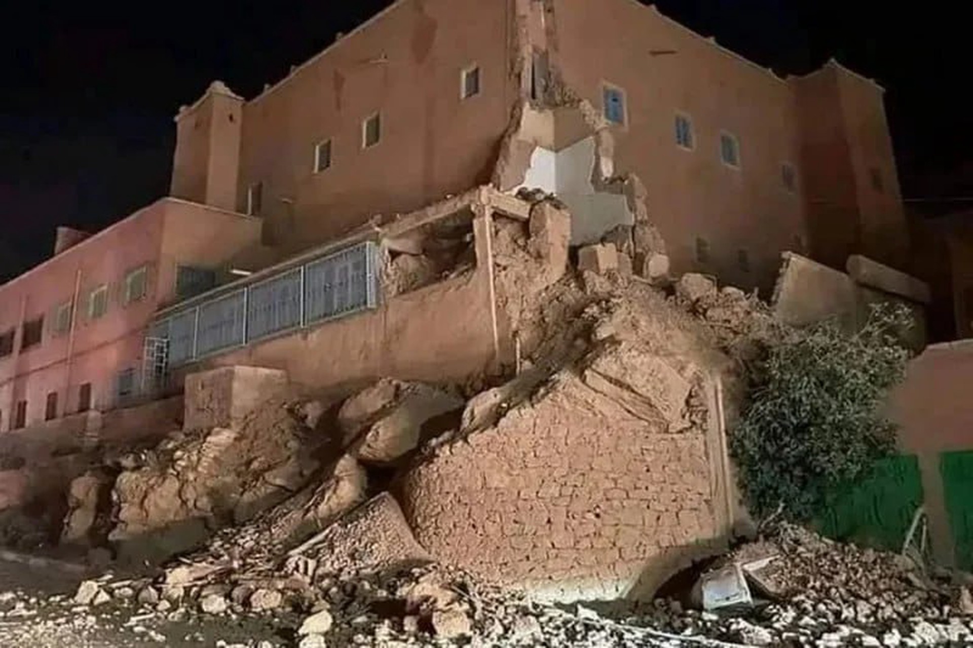 Число погибших при землетрясении в Марокко достигло 820