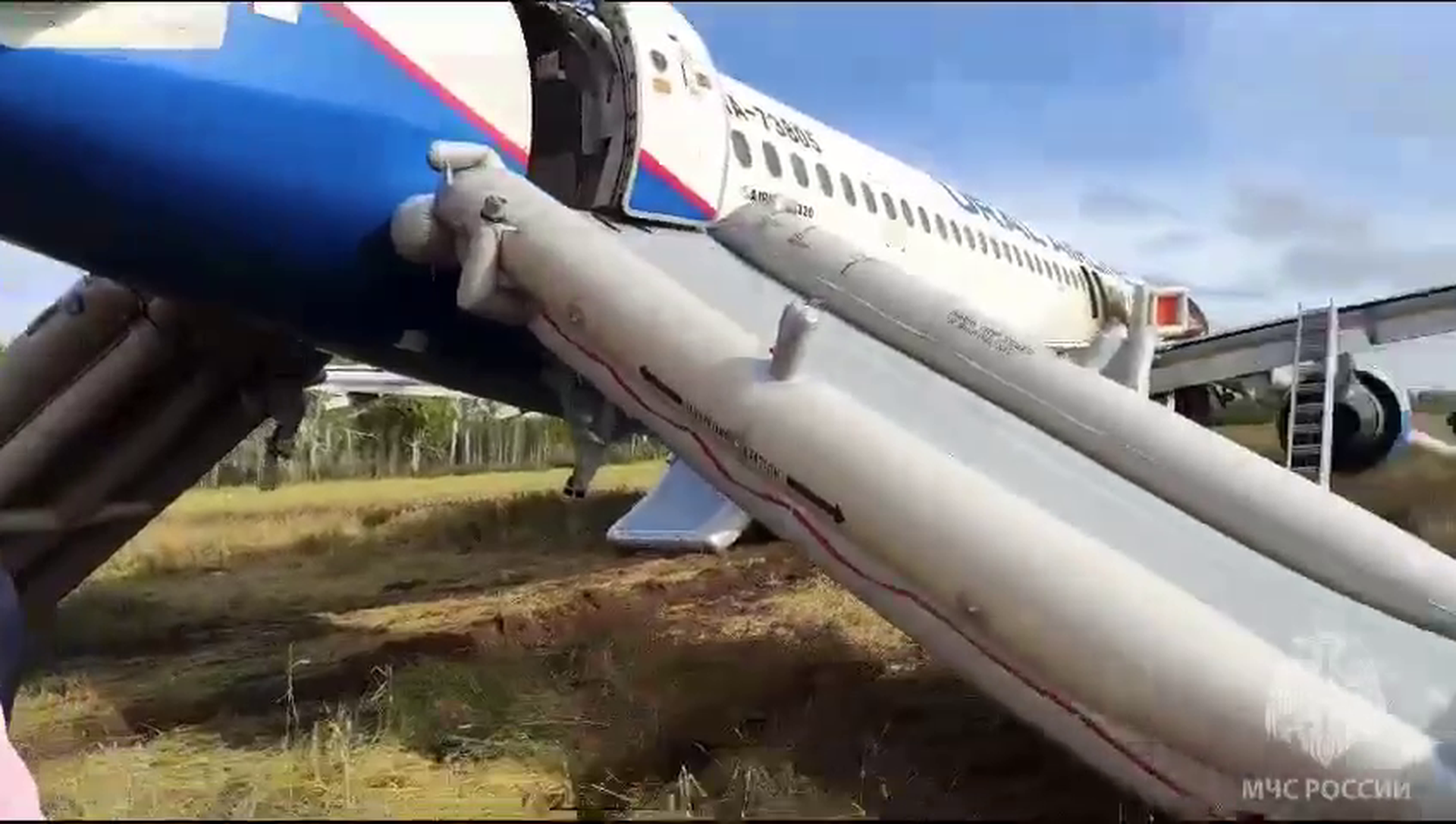 Авиаэксперт: проблемы с запчастями могли стать причиной аварийной посадки самолёта в Новосибирской области