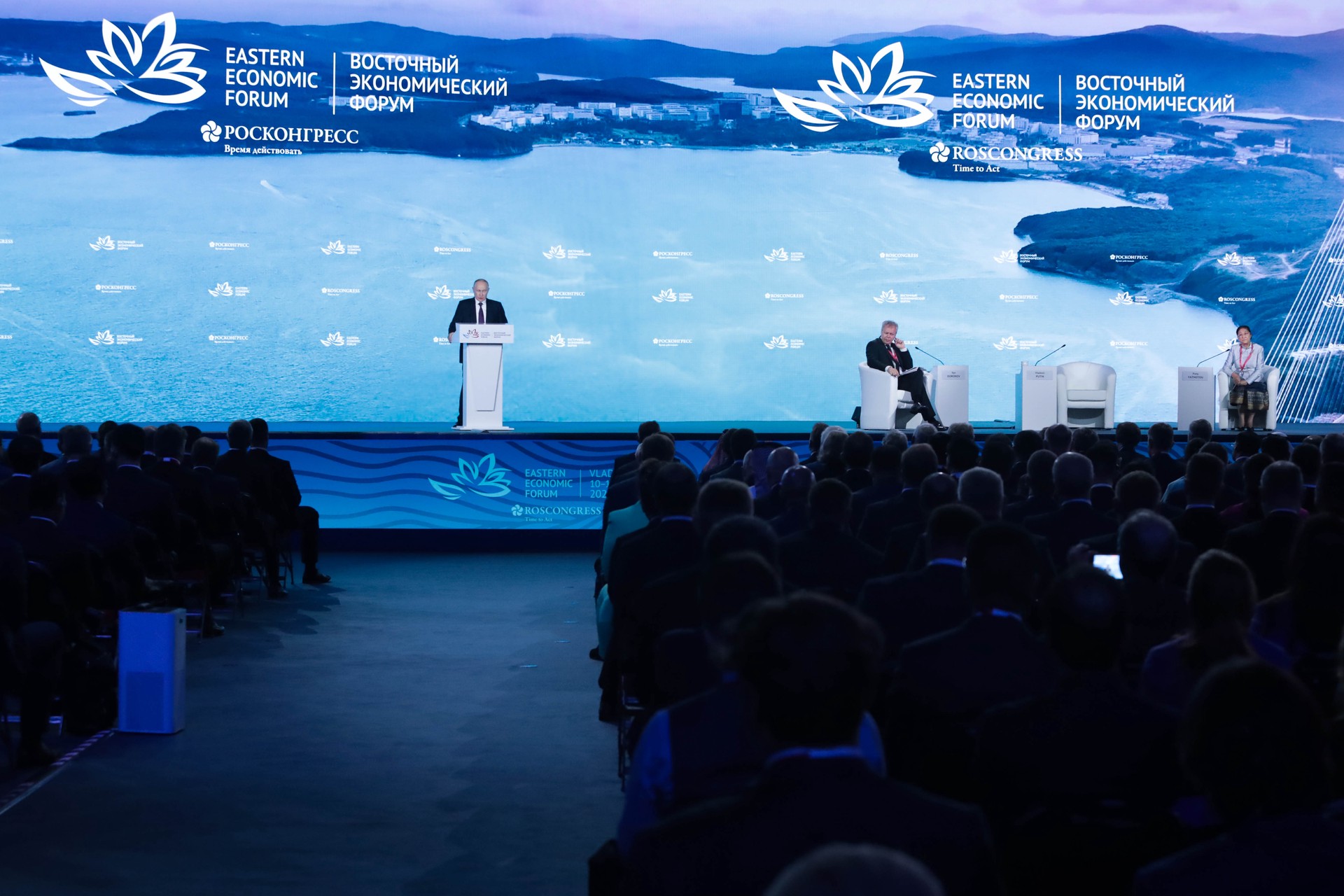 Путин: правительство и производители договорились, как действовать по топливу