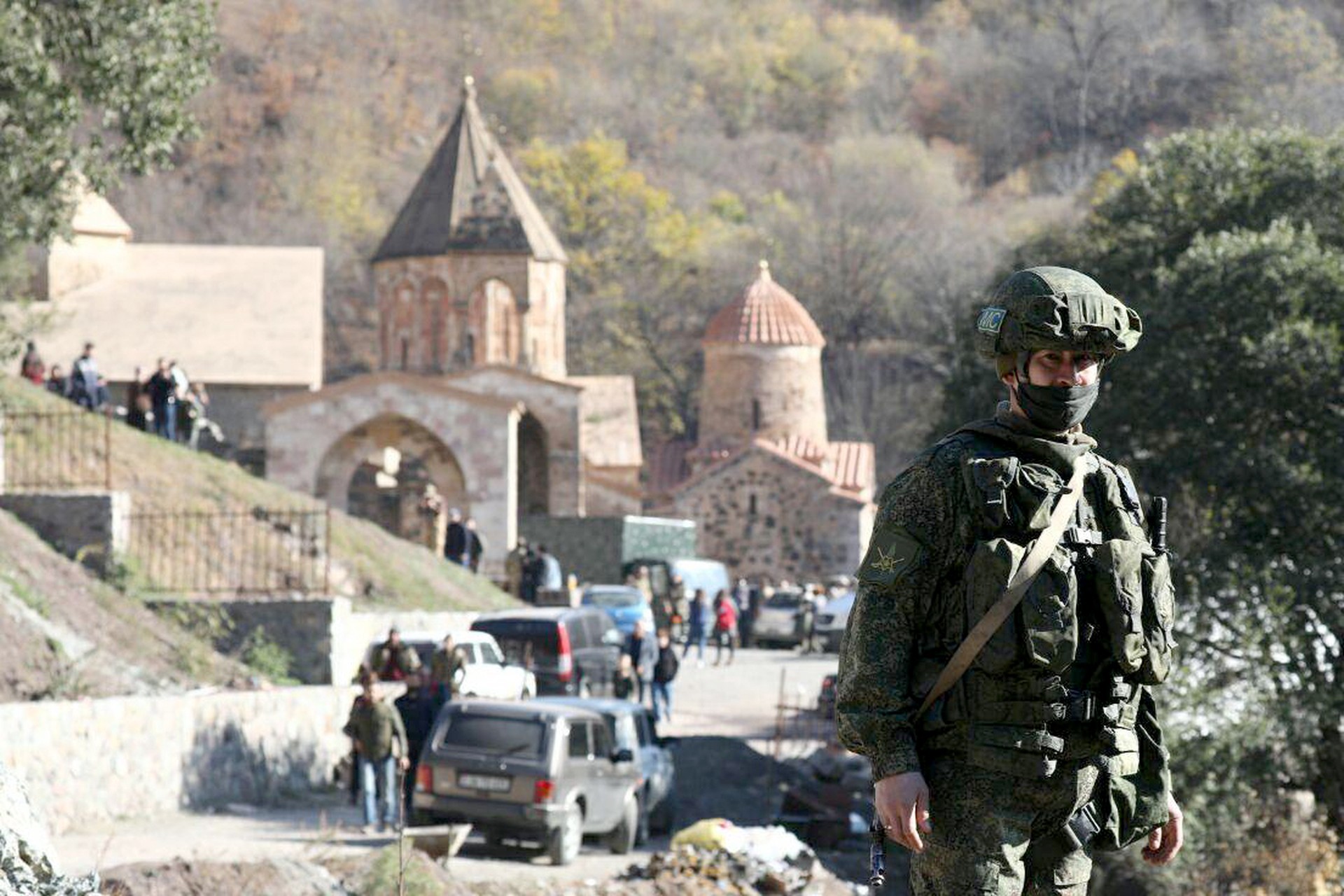 МО РФ: военные врачи помогают пострадавшим после взрыва топлива в Карабахе