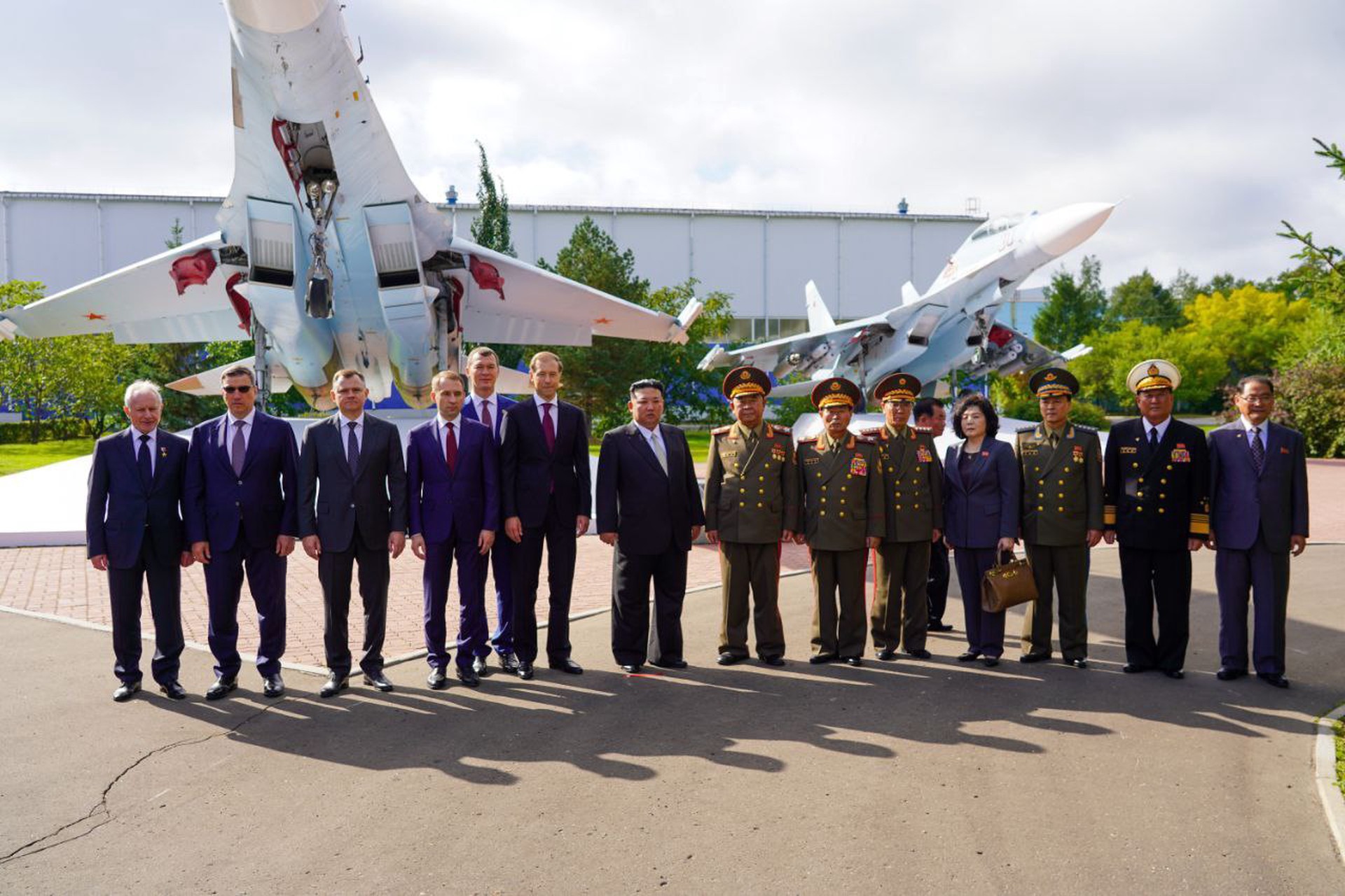 Ким Чен Ын осмотрел авиационные заводы в Комсомольске-на-Амуре