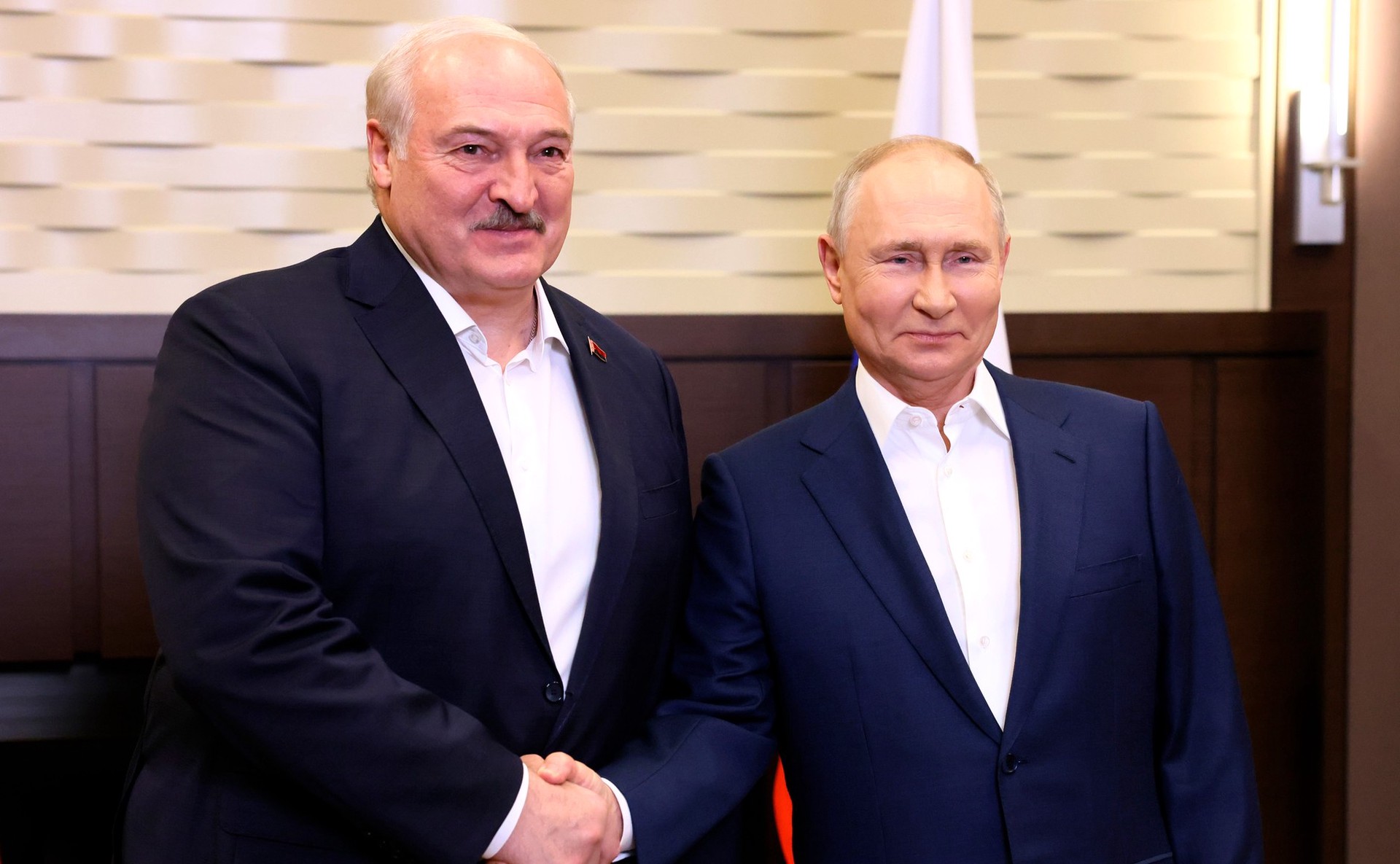 Путин лично водит машину в поездках по Стрельне с Лукашенко