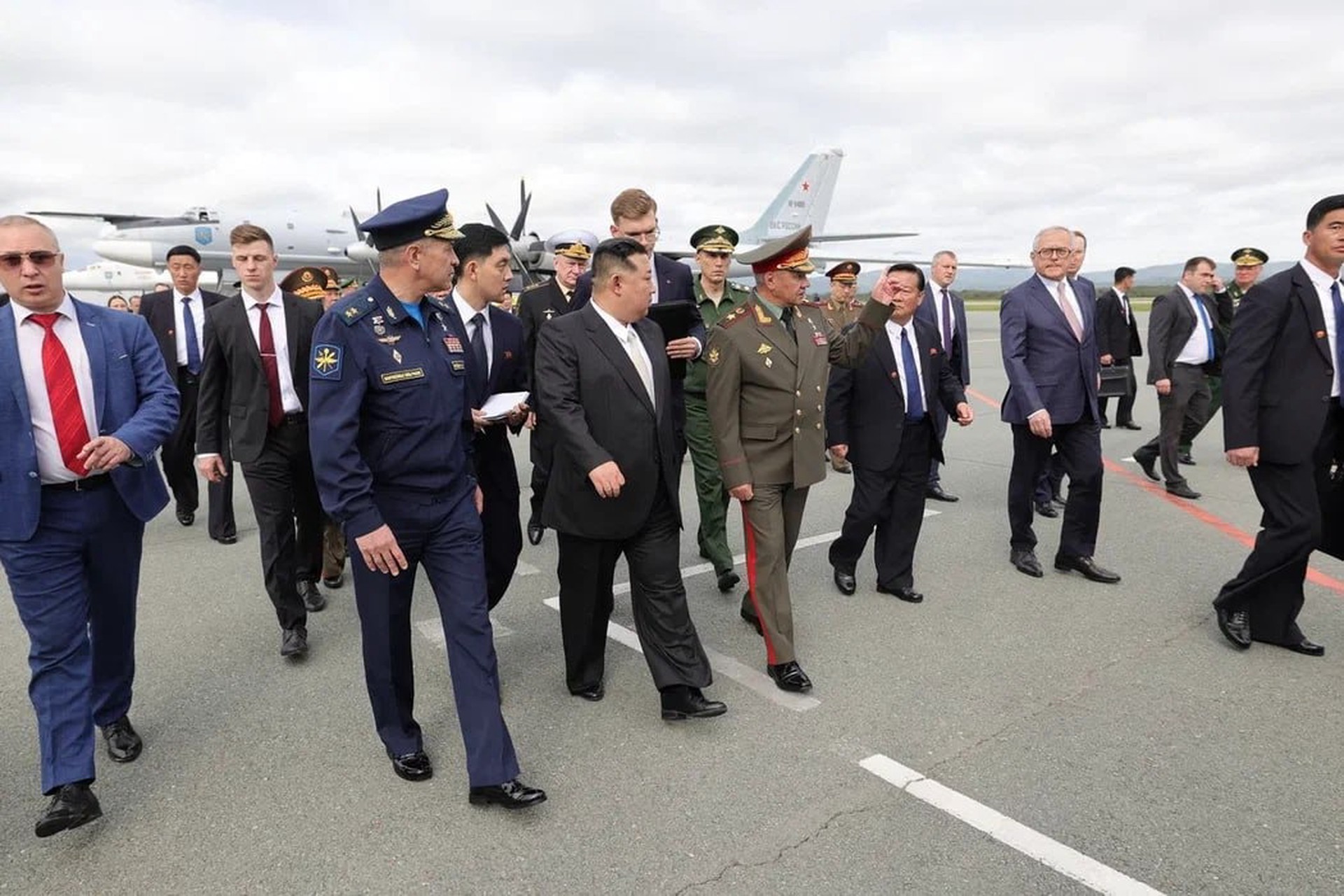 Лидеру КНДР Ким Чен Ыну показали самолёты ВКС РФ и комплекс «Кинжал» на аэродроме Кневичи