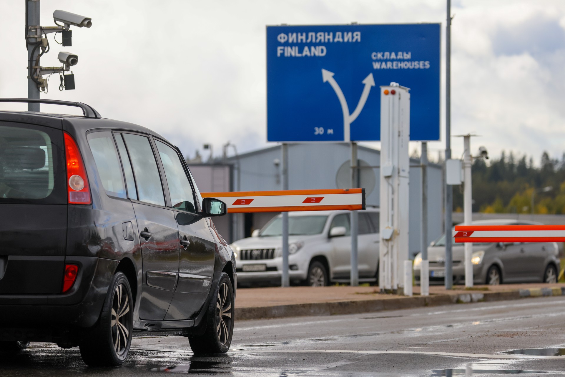 На границе Финляндии развернули 140 российских машин