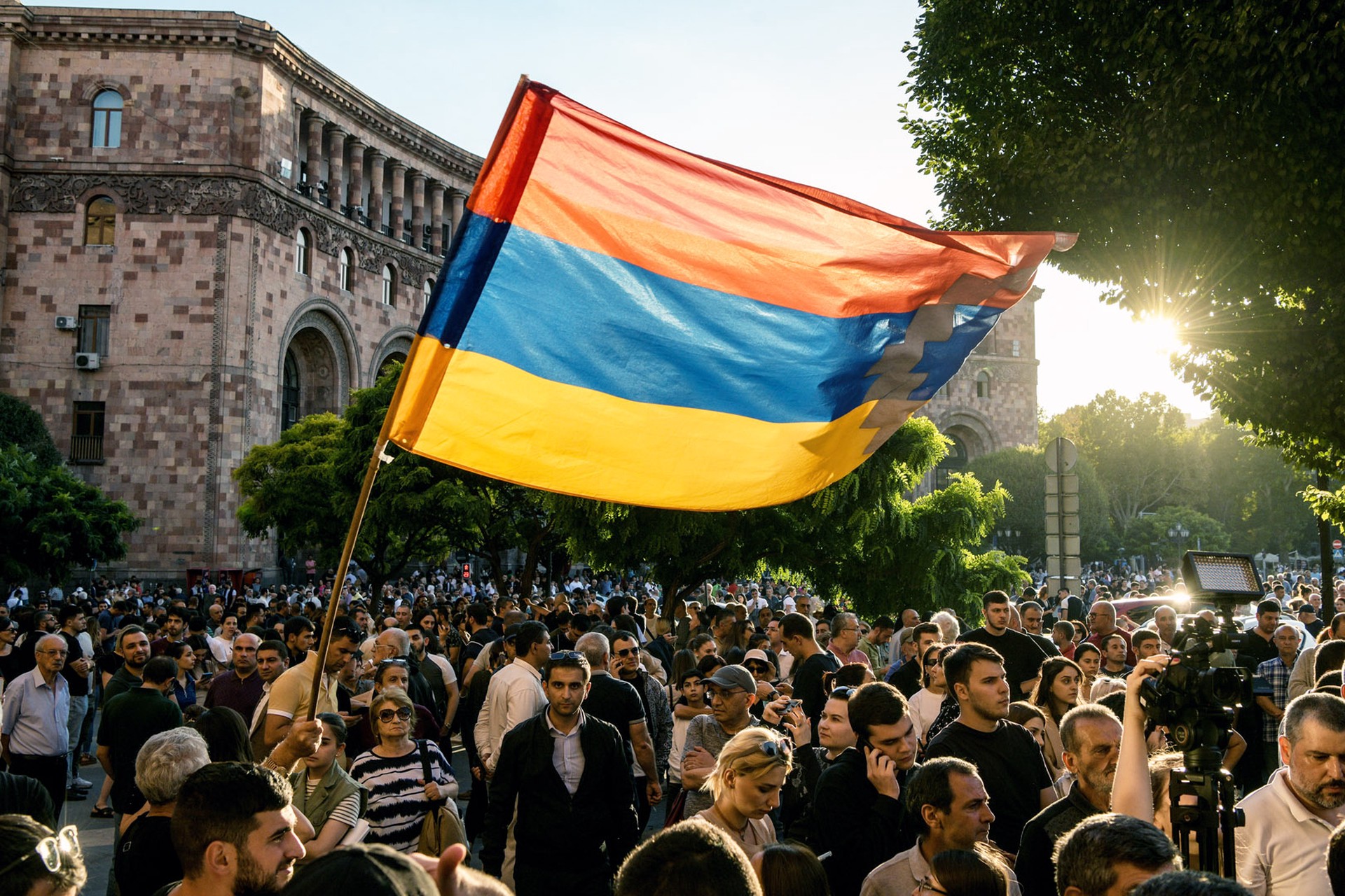 Полиция оцепила здание правительства в Ереване 