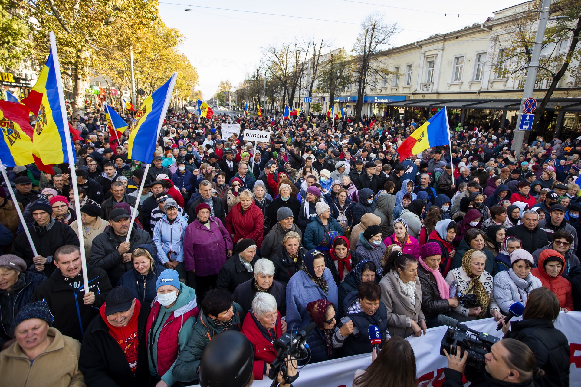В Кишиневе перед зданием суда собрались протестующие