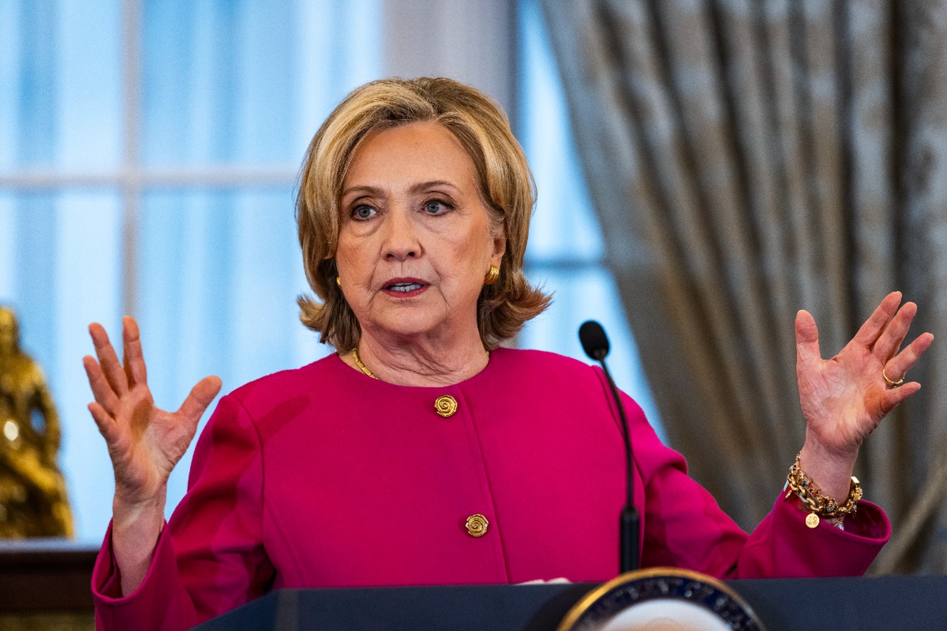 Хиллари Клинтон назвали военным преступником в университете Нью-Йорка