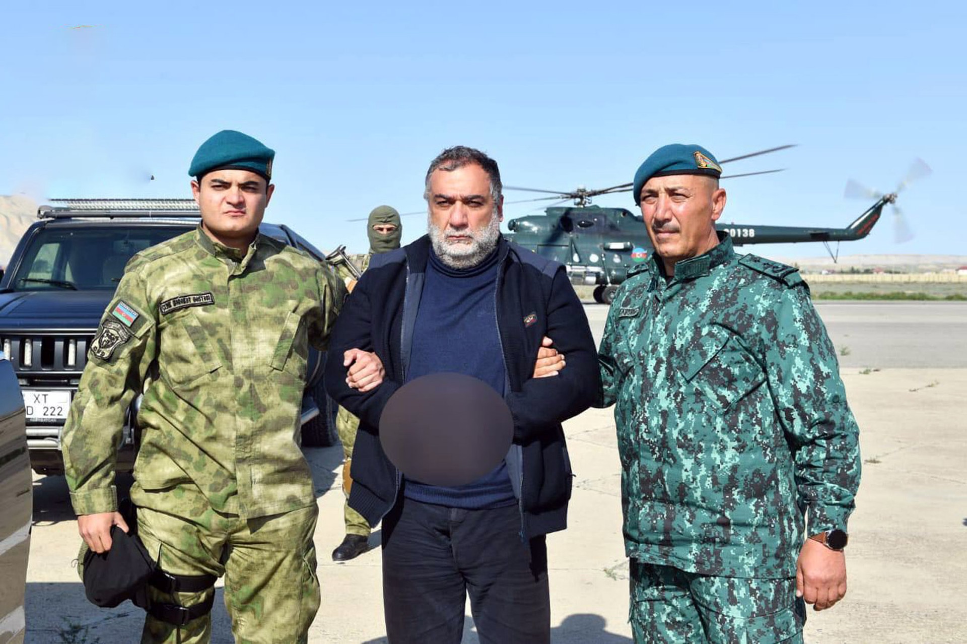 Азербайджанские пограничники показали фото с задержанным Варданяном