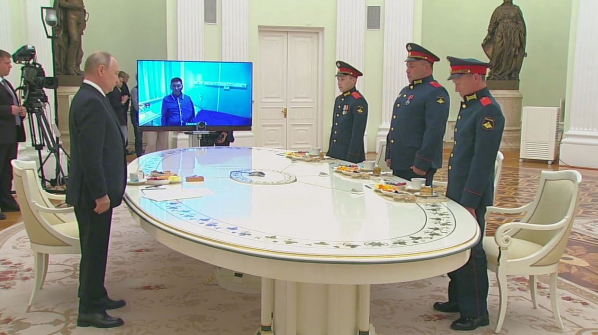 Путин проводит встречу с участниками СВО