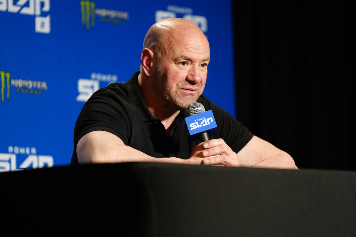 Глава UFC разрешил российским бойцам выходить на поединки с флагом страны