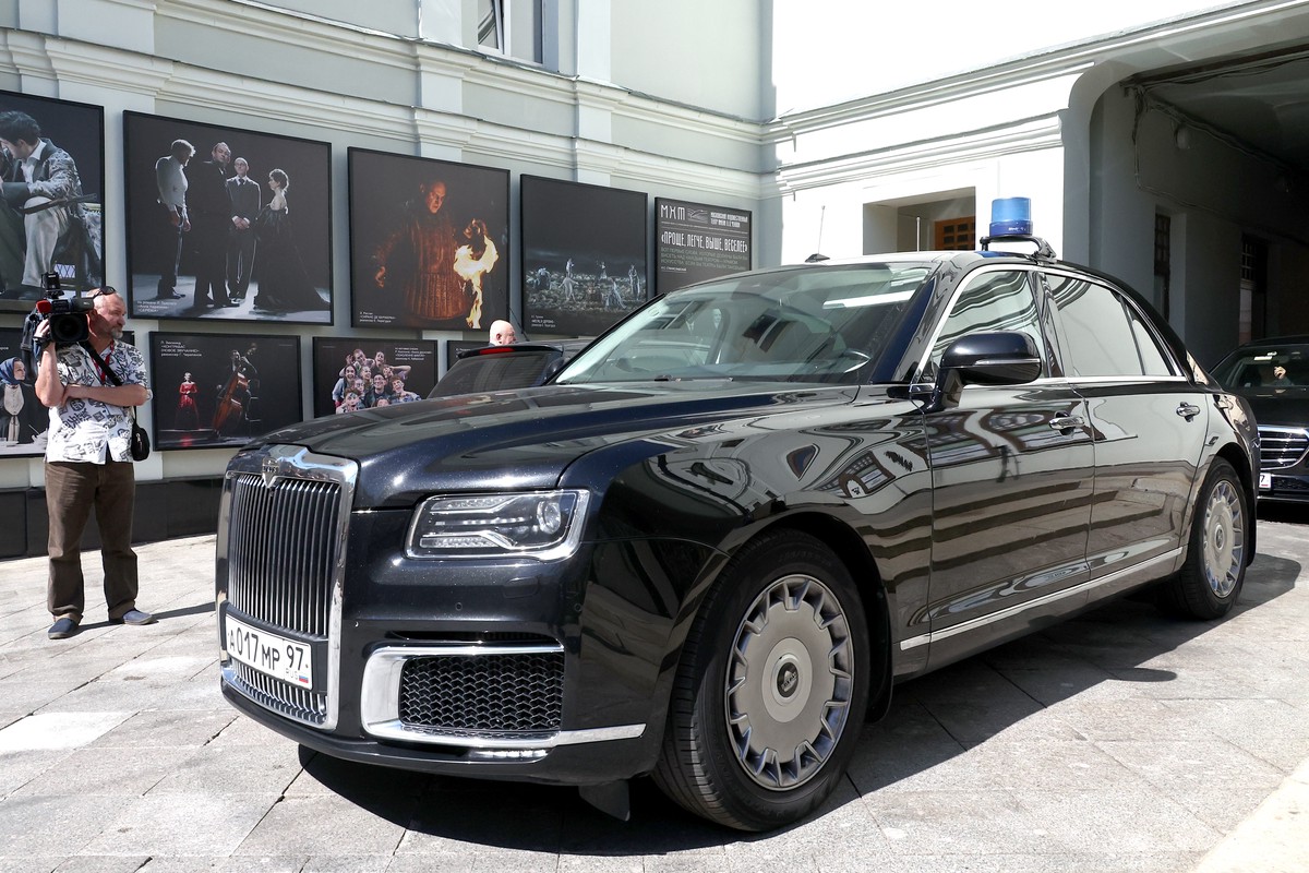 Журналисты кремлевского пула сыронизировали по поводу шиномонтажа президентского Aurus
