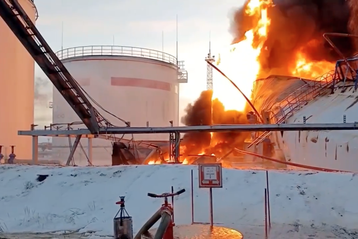 В Коми взорвался нефтяной резервуар, один человек погиб