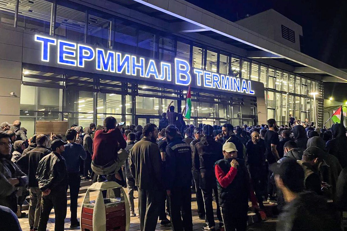 МВД на фоне ситуации в Махачкале: личности всех, кто принимает участие в беспорядках, установят