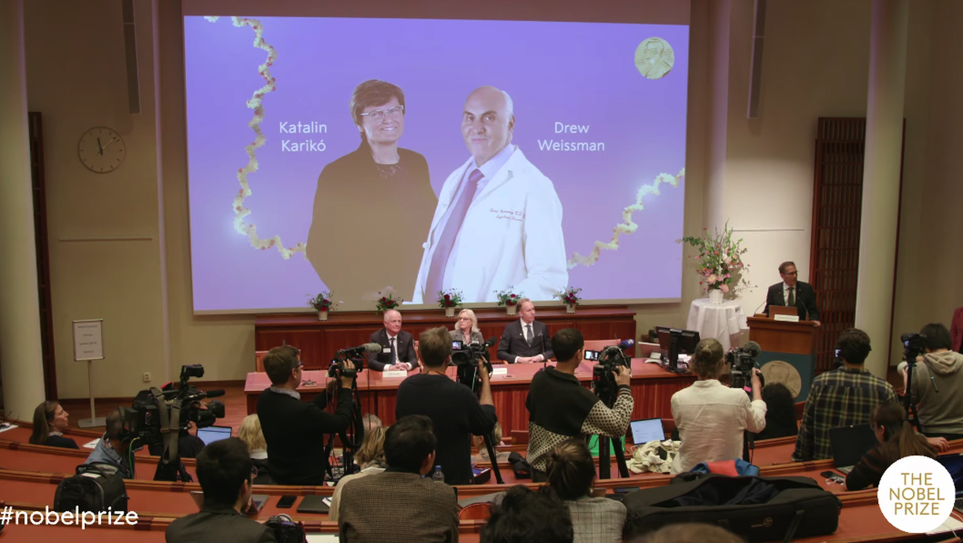 Нобелевскую премию присудили за разработку мРНК-вакцин от COVID-19