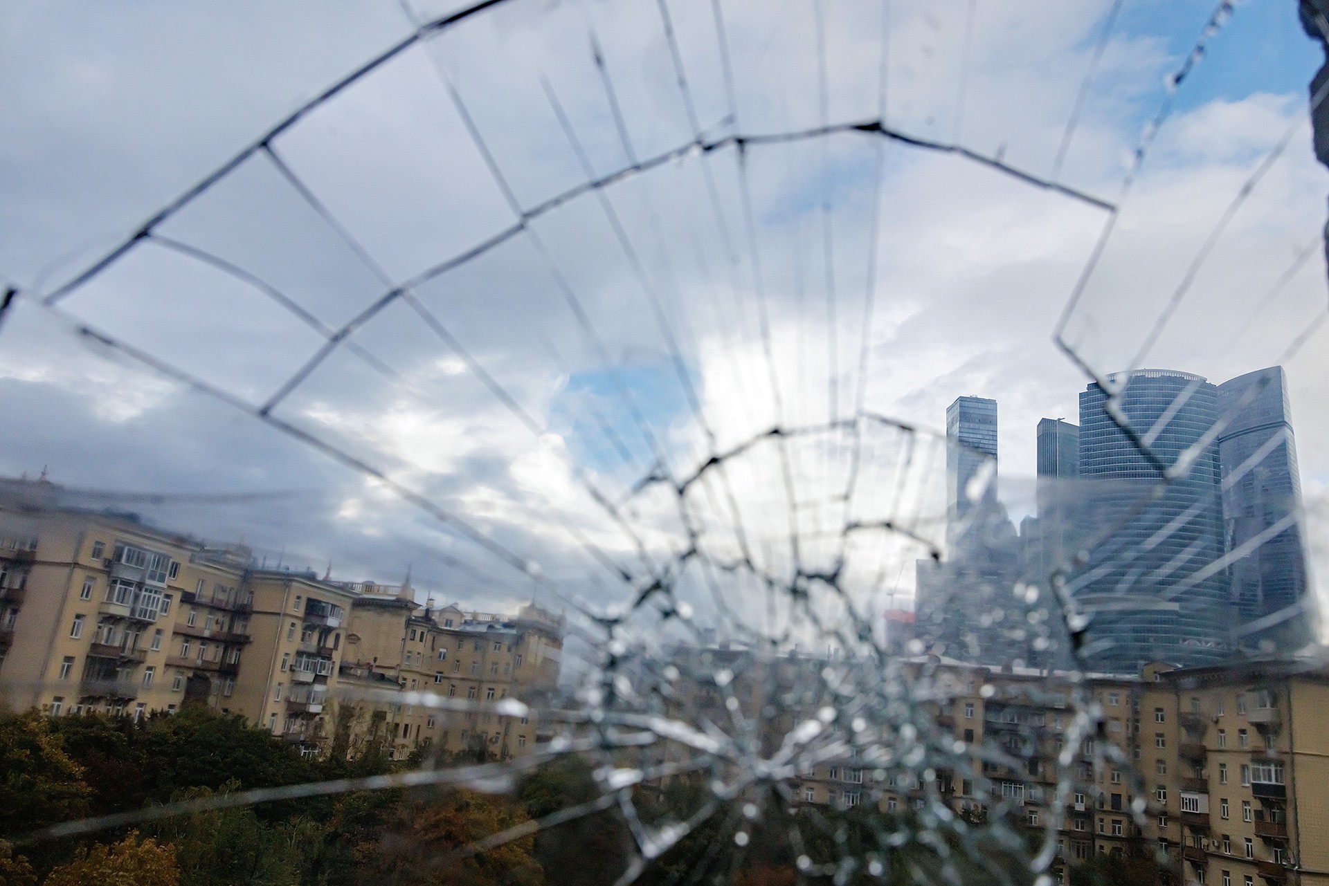 Школьница умерла после падения с четвертого этажа