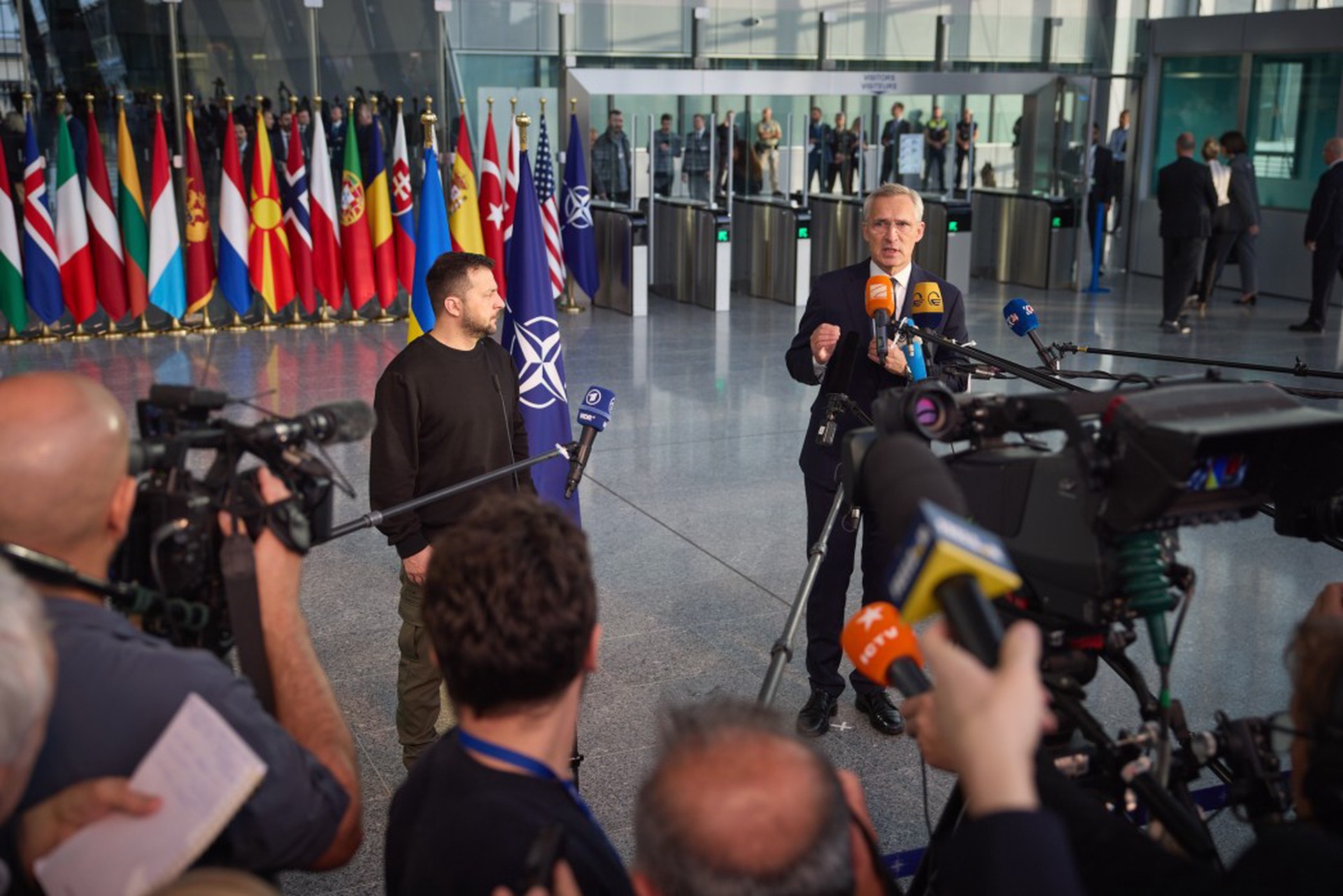 Военный эксперт объяснил, зачем Зеленский прибыл в штаб-квартиру НАТО