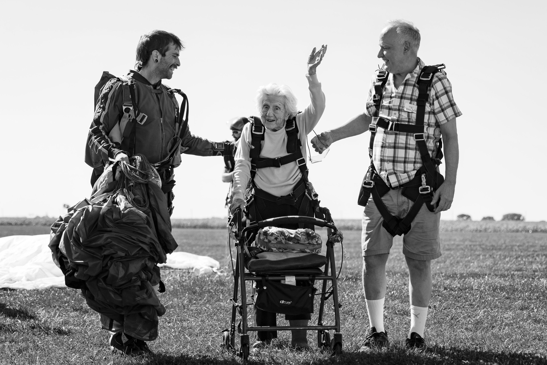 В США умерла 104-летняя Дороти Хоффнер, которая является самой пожилой парашютисткой 