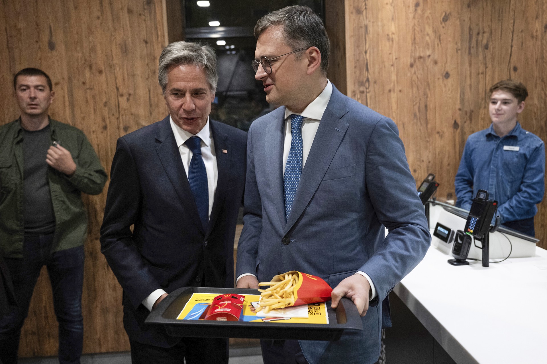 Глава МИД Украины Кулеба лично просил Блинкена вернуть McDonald's в страну
