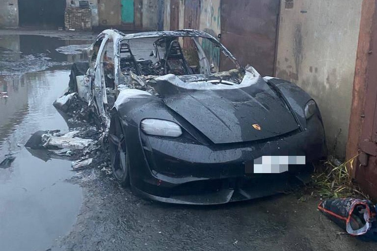 В Новой Москве неизвестный украл из частного дома сейф, украшения и Porsche Taycan
