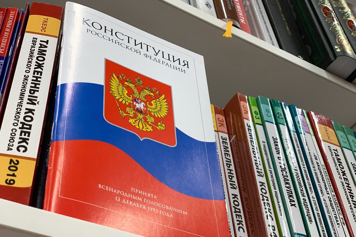 Голосую за хартию: почему так трудно вписать в Конституцию идеологию