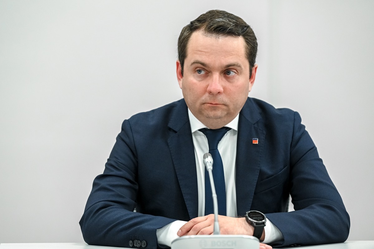 Неизвестный напал с ножом на губернатора Мурманской области Андрея Чибиса