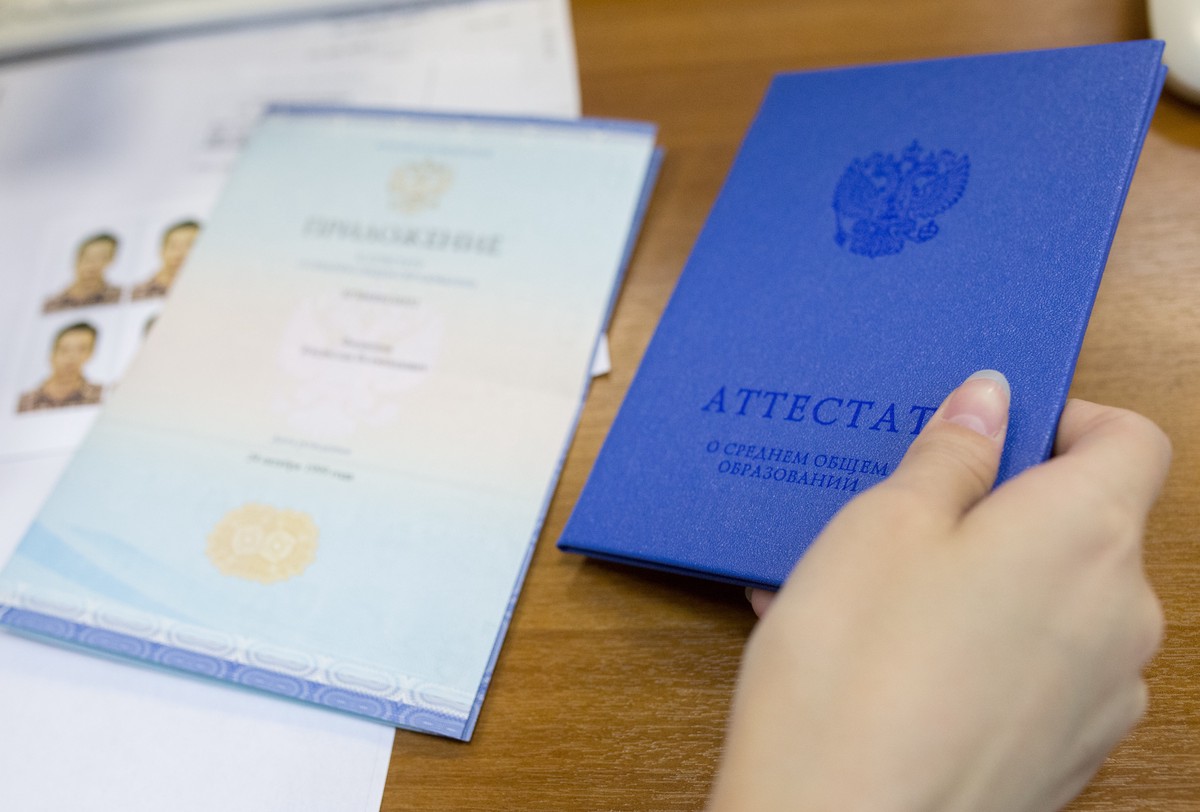 Школьникам, получившим серебряную медаль, будут вручать особый аттестат