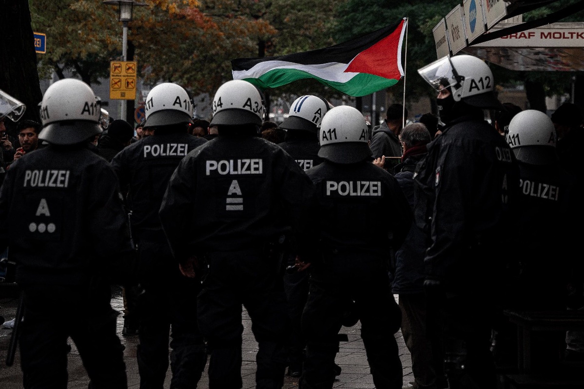 В Германии призвали выдворить из страны «беженку Меркель» за антисемитизм