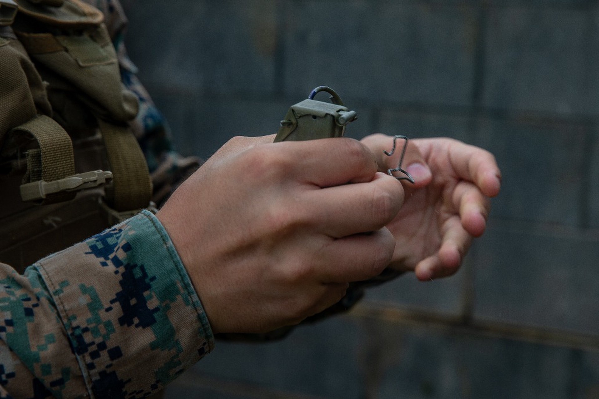 Неадекват с гранатой взял заложников на Урале