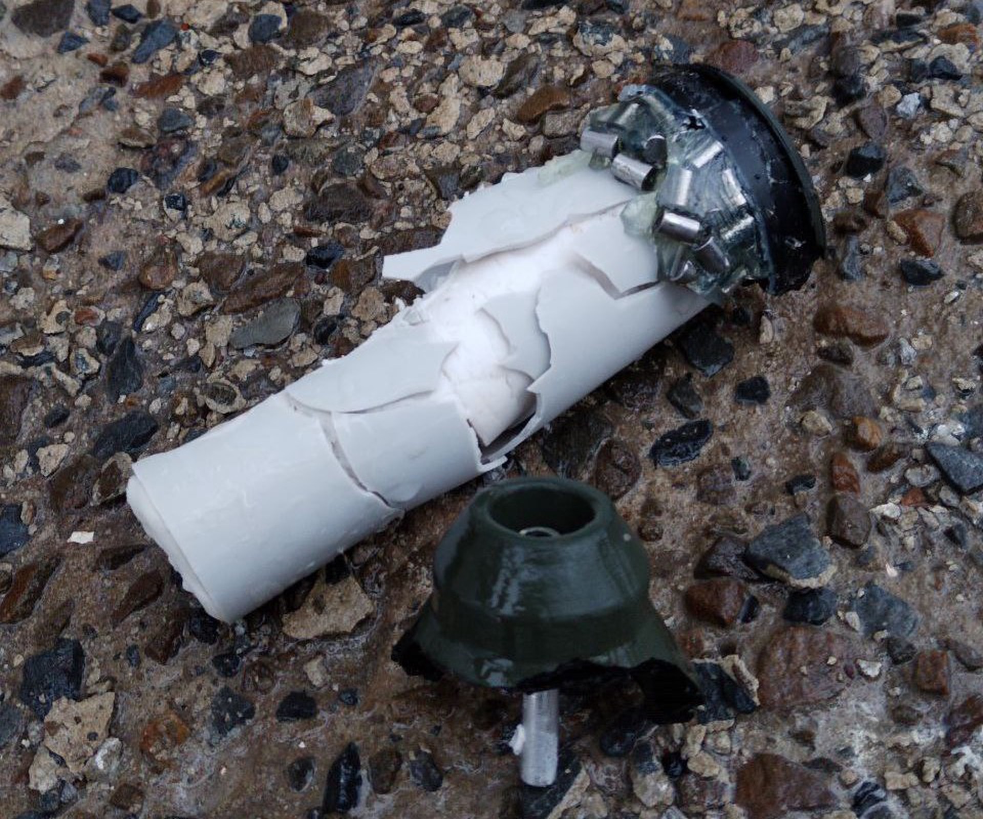 Дрон ВСУ сбросил три кассетных боеприпаса на маслодельный комбинат Курской области