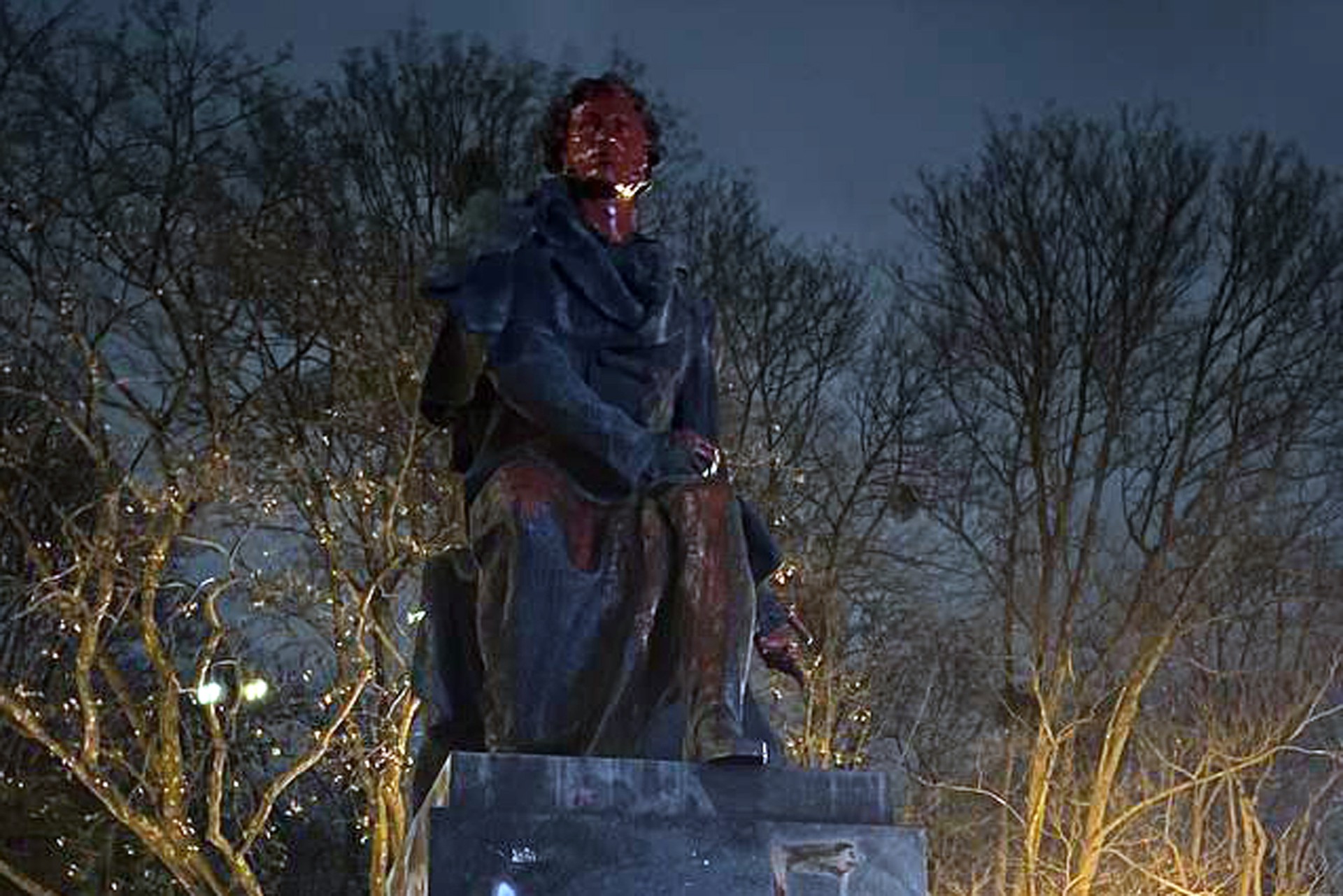 В Киеве снесли лишенный охранного статуса памятник Пушкину
