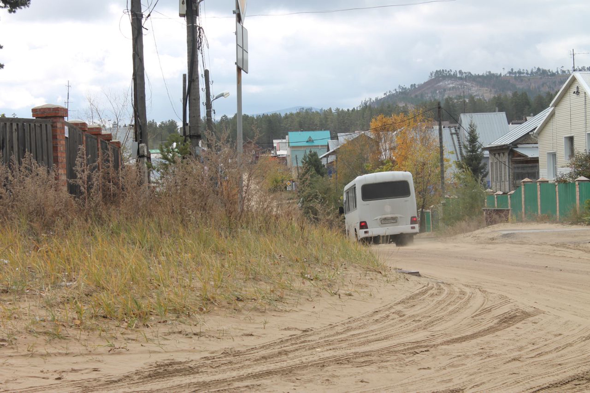 Жители посёлка Светлый пожаловались на отсутствие дороги к школе