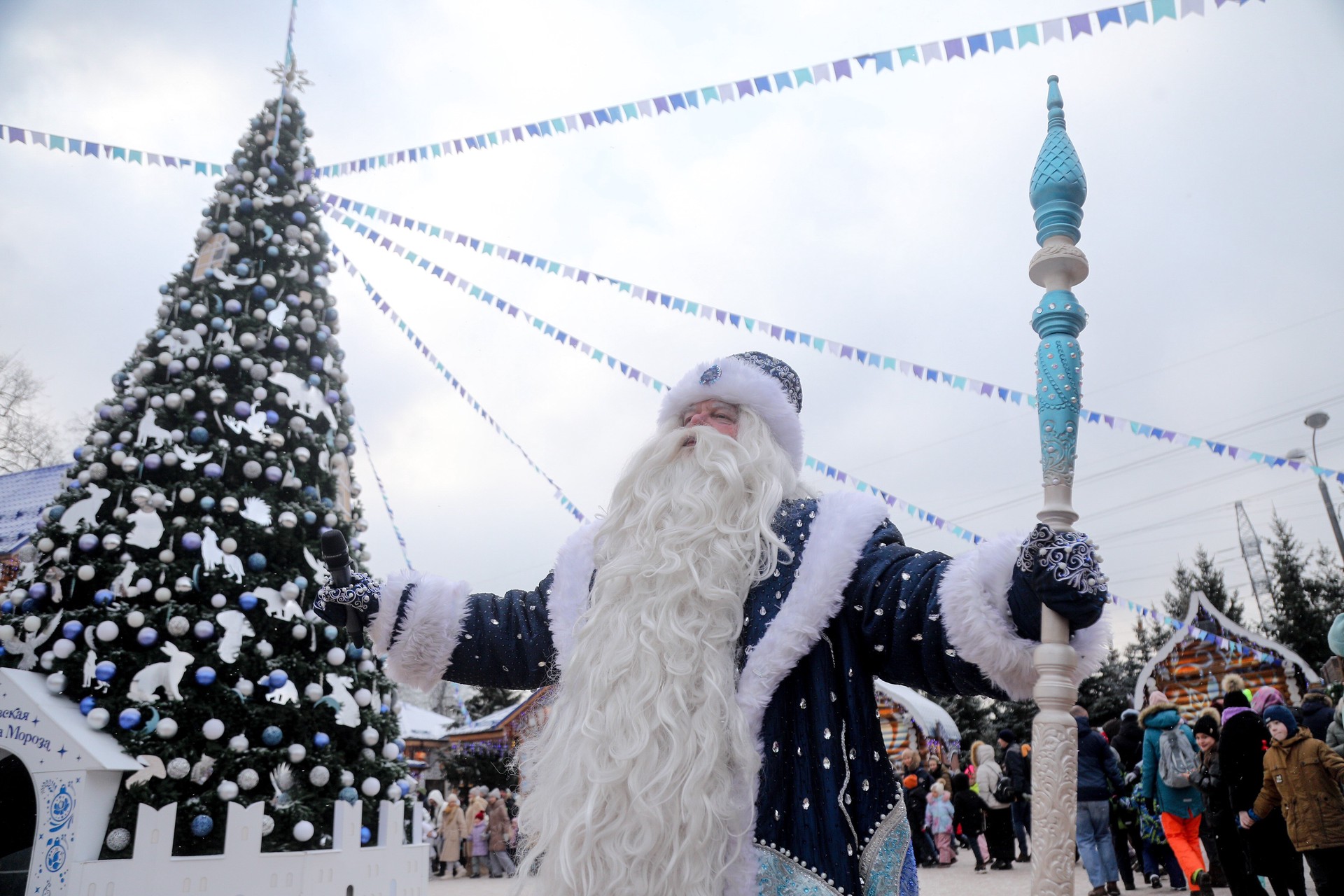 «Свет ваших сердец»: первая новогодняя ель зажглась в России