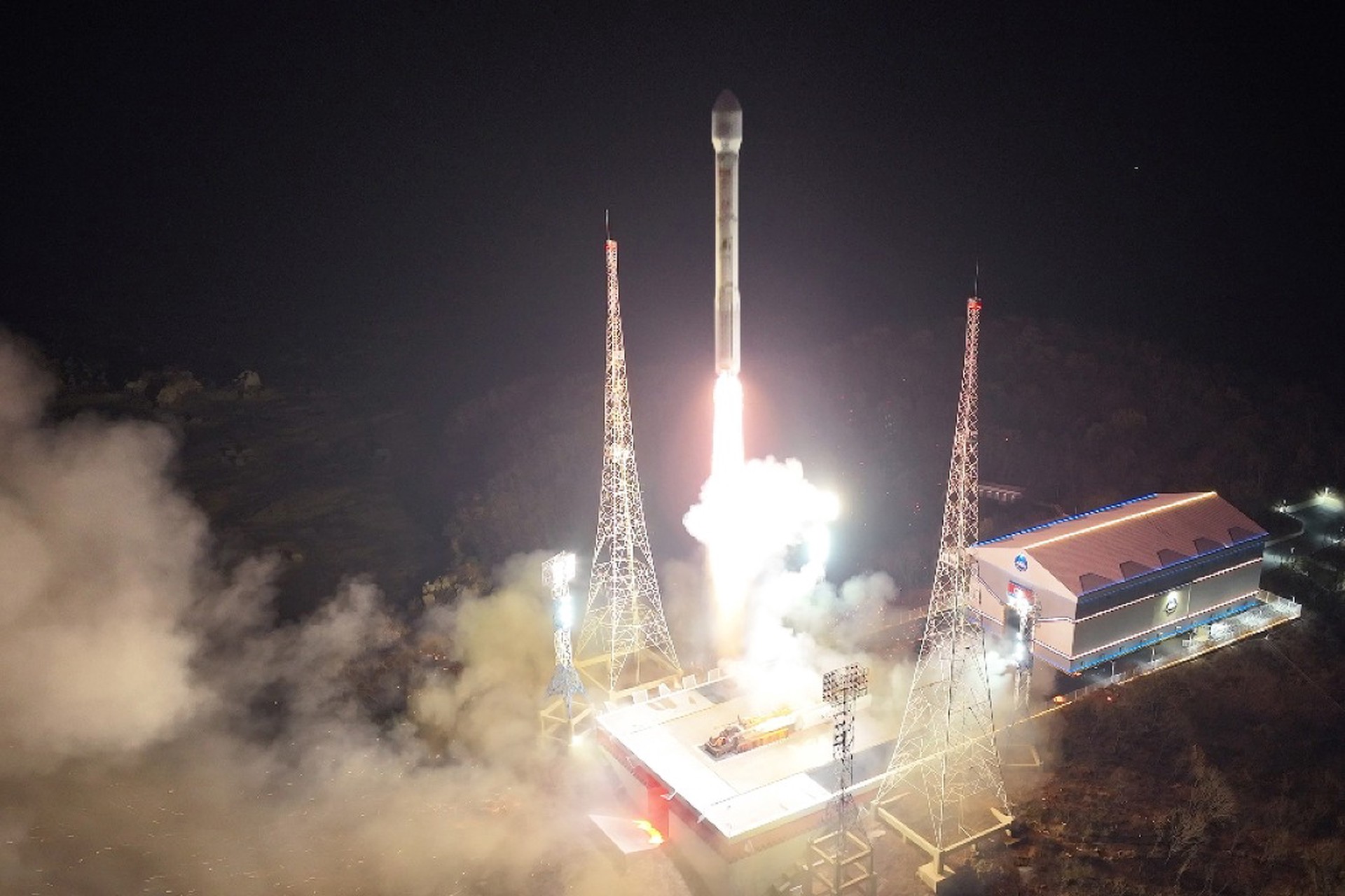 Приют одинокого спутника: в чём важность запуска разведывательного аппарата КНДР на орбиту Земли