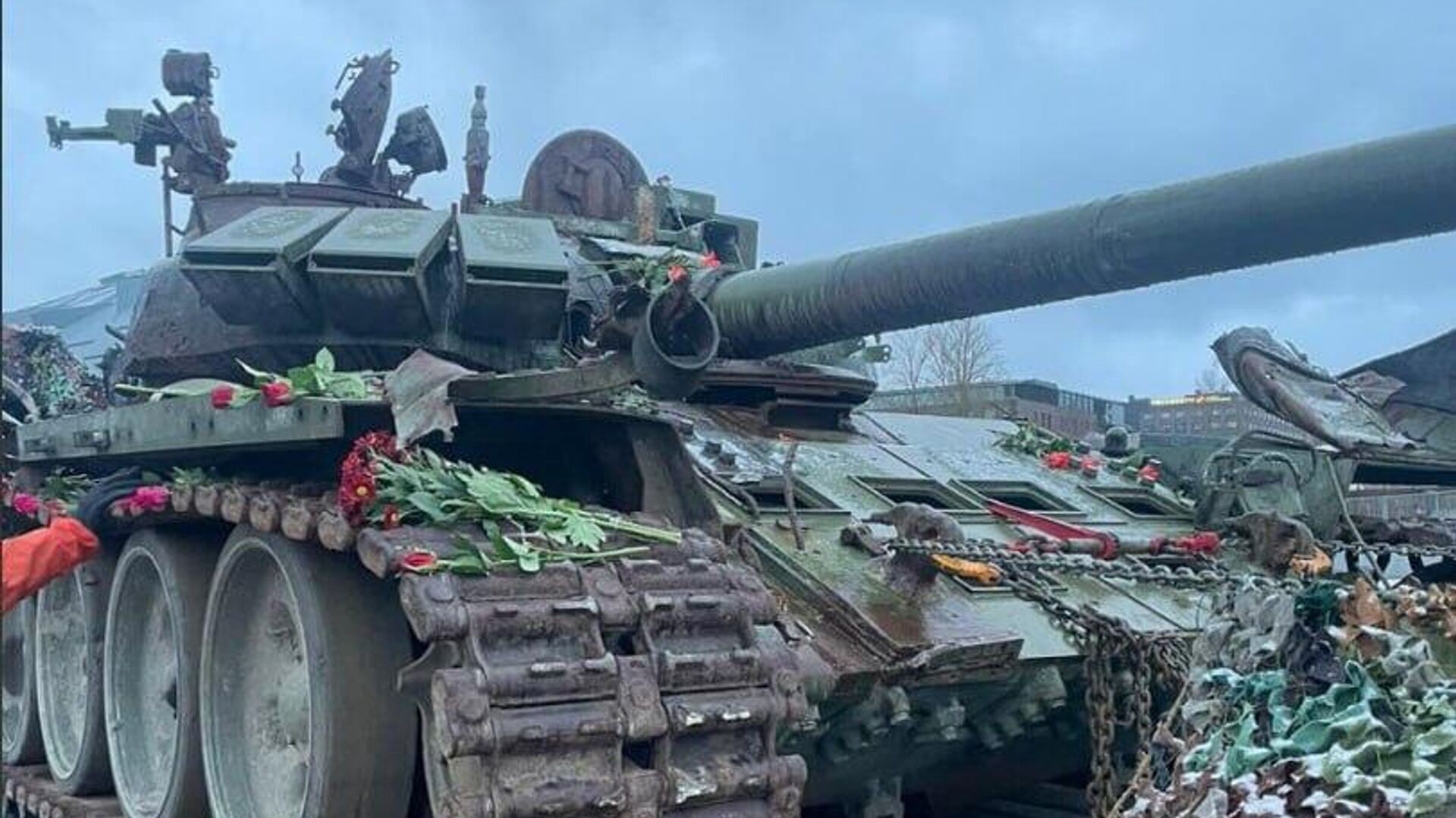 STT: россияне в Хельсинки регулярно несут цветы к сожжённому танку Т-72