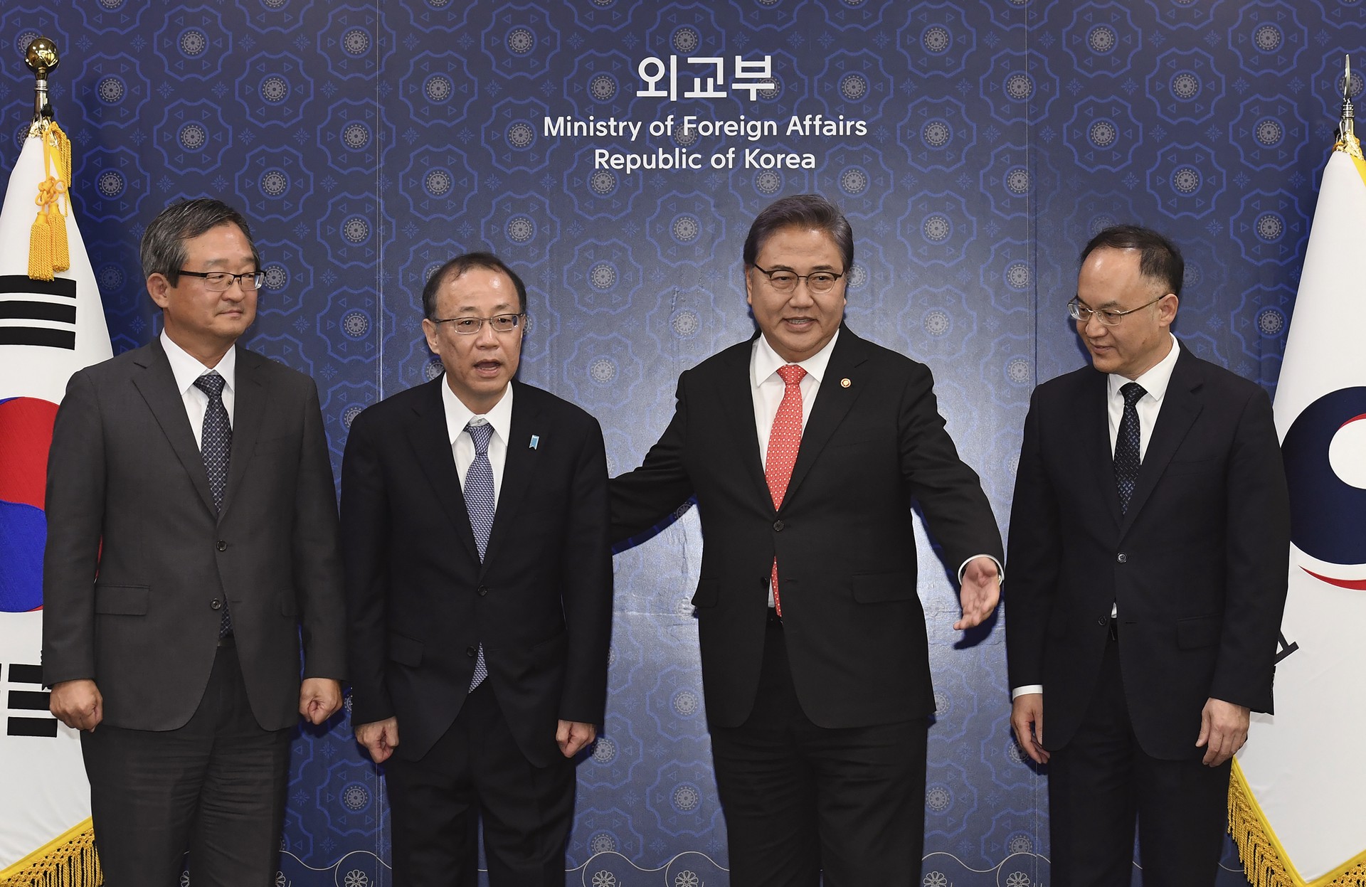 Китайское побуждение: для чего Япония и Южная Корея пытаются наладить отношения с КНР
