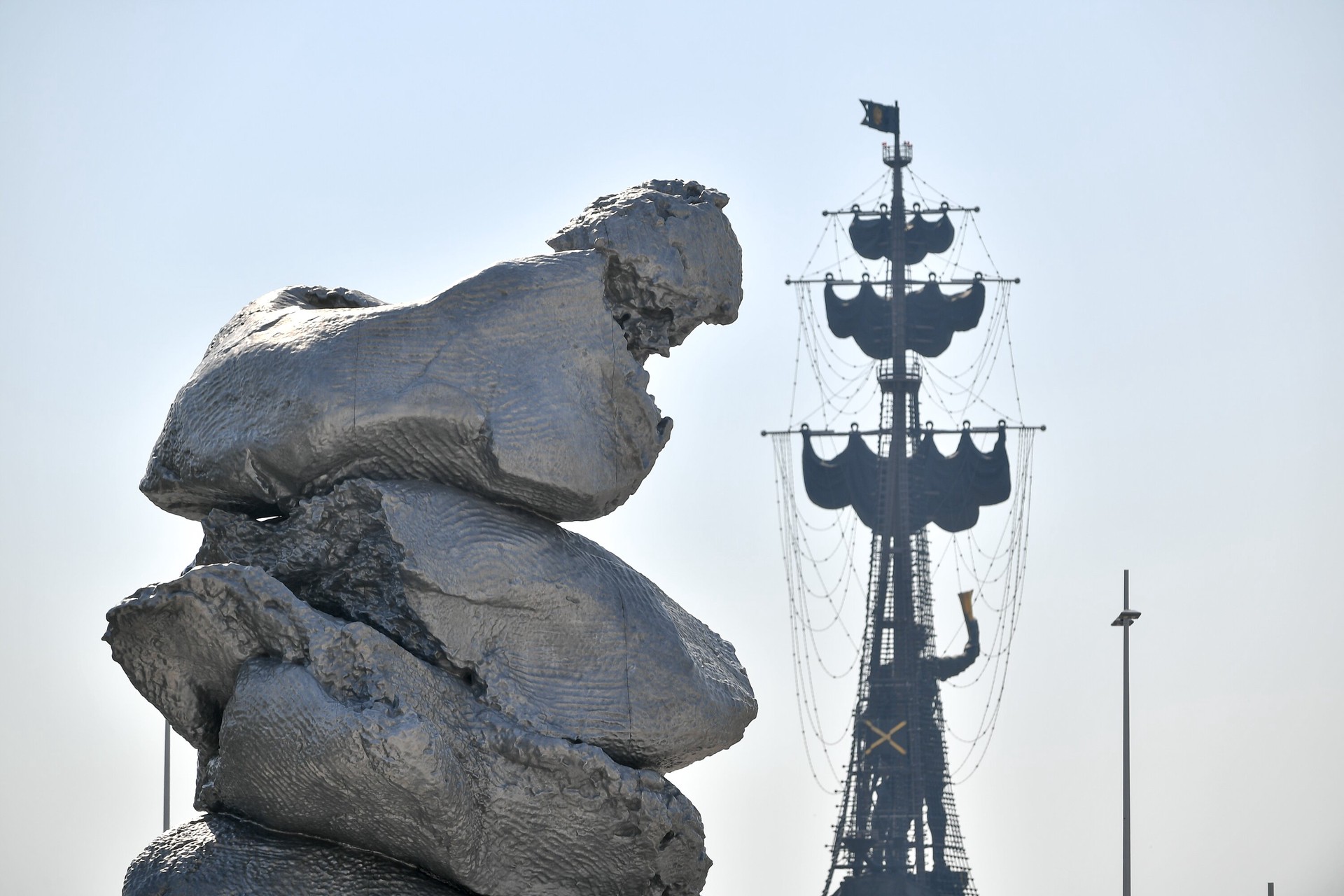 Власти Москвы заявили, что пока не планируют убирать скандальную скульптуру «Большая глина №4»