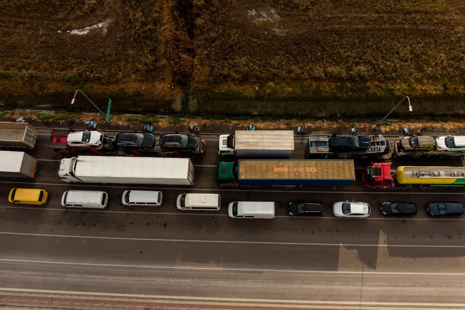 Politico: еврокомиссар пригрозила Польше судом из-за блокировки украинских грузовиков