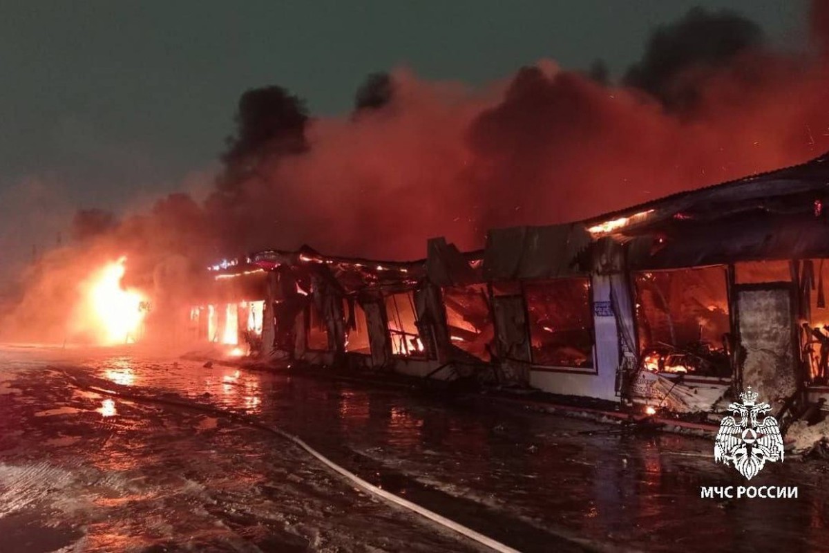 В Набережных Челнах горят торговые павильоны, площадь пожара составляет 2,5 тыс. кв. м.