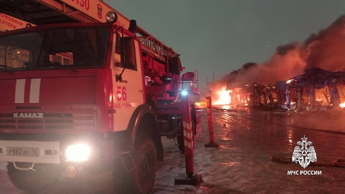Площадь пожара в Набережных Челнах увеличилась до 6,8 тыс. кв. м.