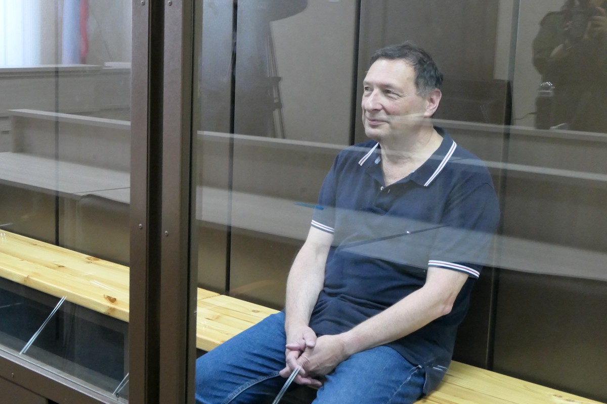 Социолога Бориса Кагарлицкого* приговорили к штрафу в 600 тысяч рублей и освободили в зале суда