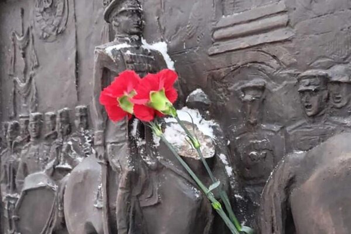 Вандалы обезглавили лошадь на памятнике у Кремля