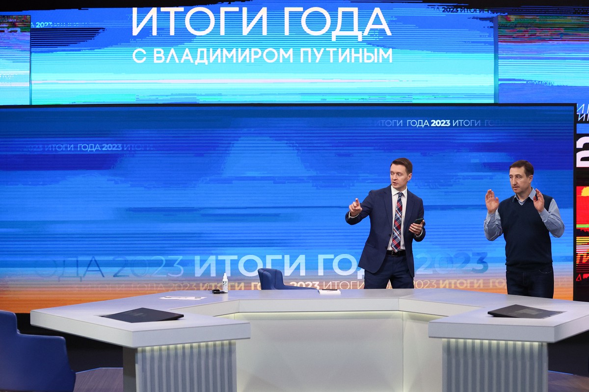 Вход в Гостиный Двор, где выступит Путин, дезинфицируют