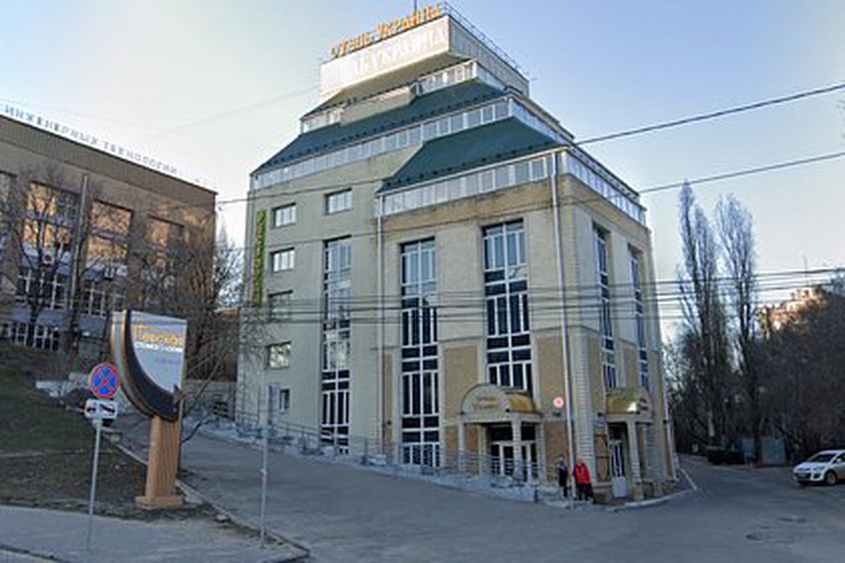 Циклон «Ваня» снес вывеску гостиницы «Украина» в Воронеже