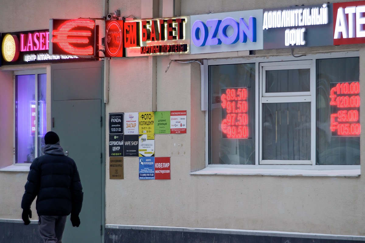 Евро упал ниже 100 руб.